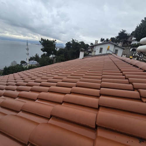 Kurşunlu çamlık villalarında yapmış olduğumuz çatı yenileme greneda kiremit çatı kuru mahya sistemi